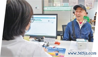 重庆九龙坡区民主村社区卫生服务站,住户就近完成体检。曹鸣鸥摄